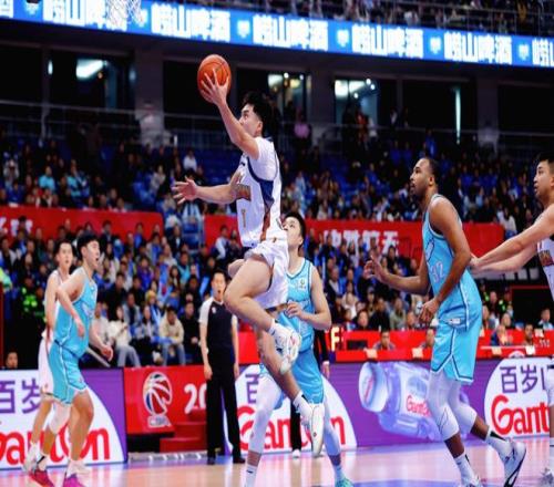 后卫禁区内,铲球染红,球队孤军奋,足球即时比分,世界杯足球赛事即时比分,直播中文版