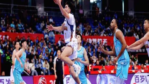 后卫禁区内铲球染红，球队孤军奋战！